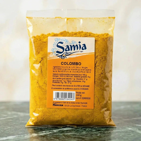 Épices Colombo par Samia, en poudre jaune, dans un sachet transparent.
