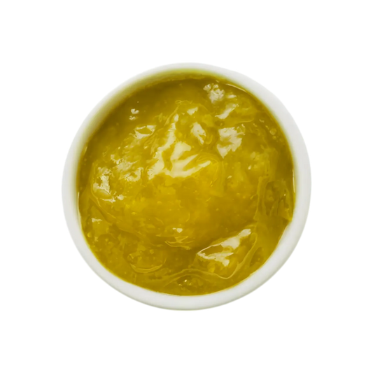 Vue de dessus de la confiture citron vert gingembre, texture onctueuse et brillante, idéale pour l'épicerie sucrée exotique.