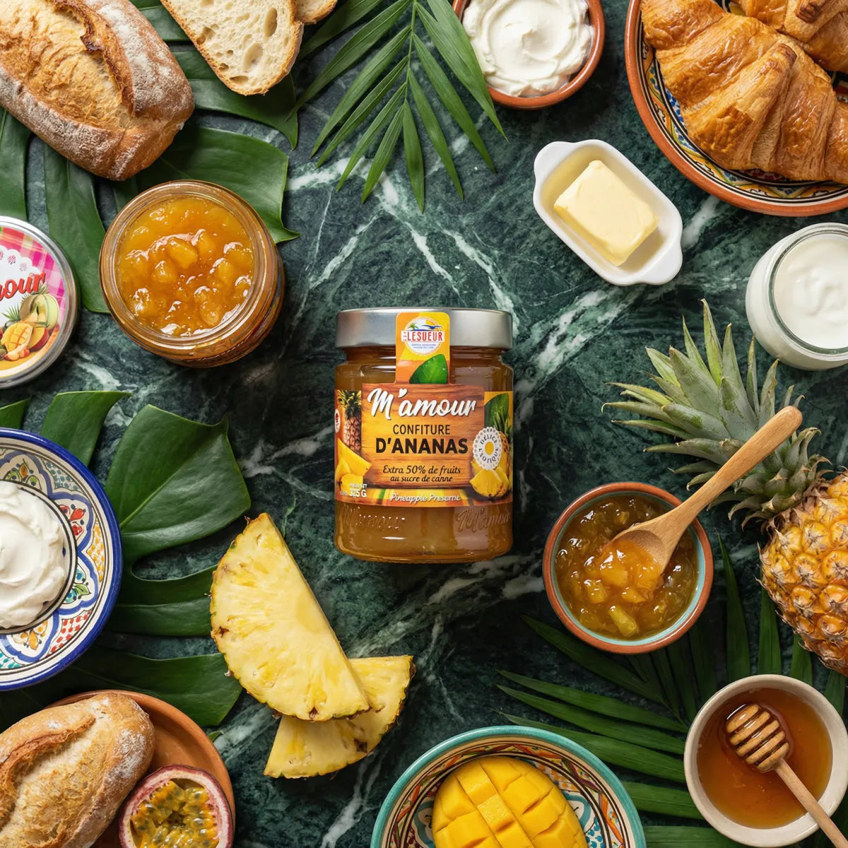 Presentazione golosa della marmellata di ananas M'AMOUR di Lesueur, con croissant, pane.