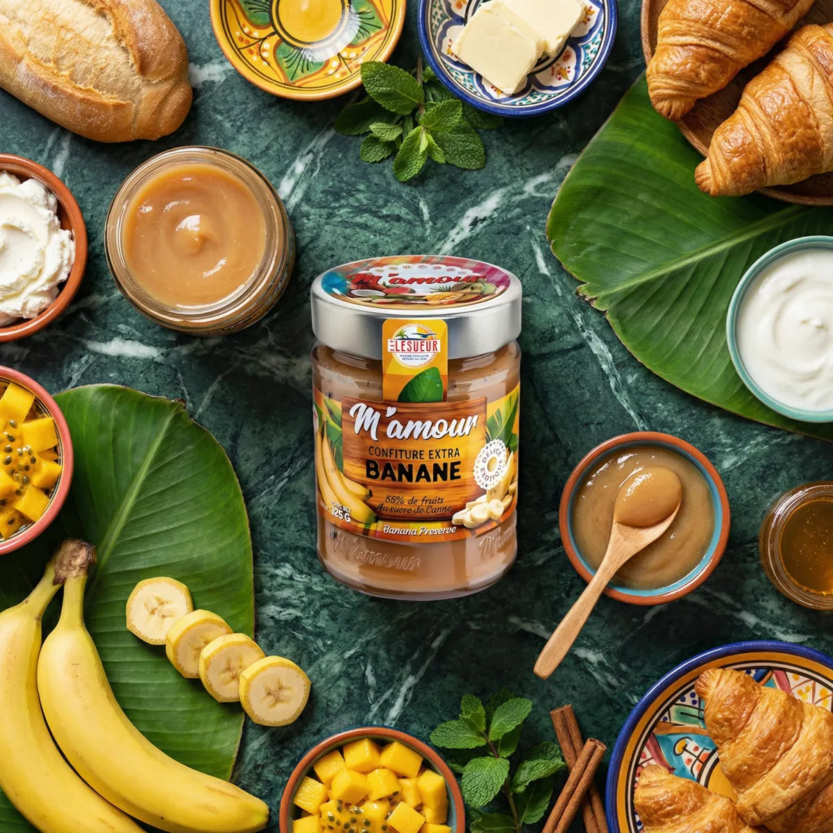 Allestimento goloso intorno alla confettura di banana M'AMOUR (Lesueur): pane, frutta fresca.