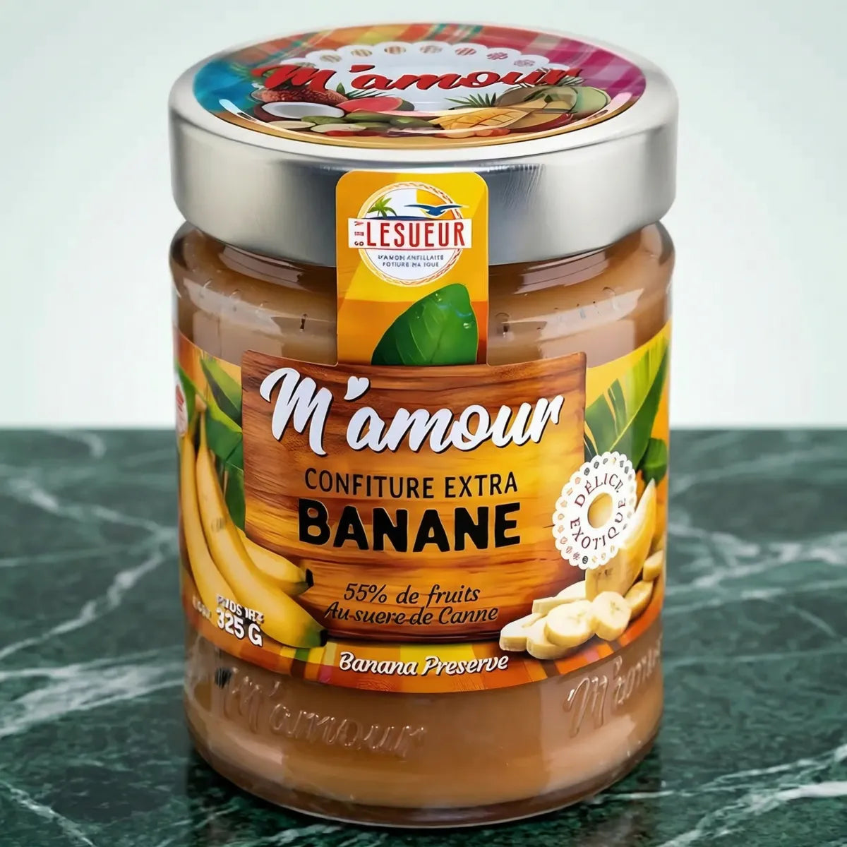 Confettura di banana di M'AMOUR, con un'etichetta colorata su un barattolo di vetro.