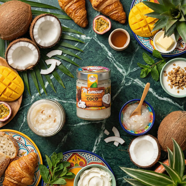 Kokosmarmelade M'AMOUR Lesieur (325g) umgeben von Kokosnüssen, Mangos, Croissants.