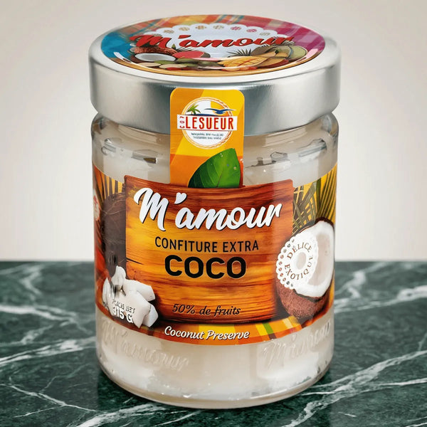 Kokosnussmarmelade, M'AMOUR, von LESUEUR, im Glas mit Etikett, das mit tropischen Mustern verziert ist.