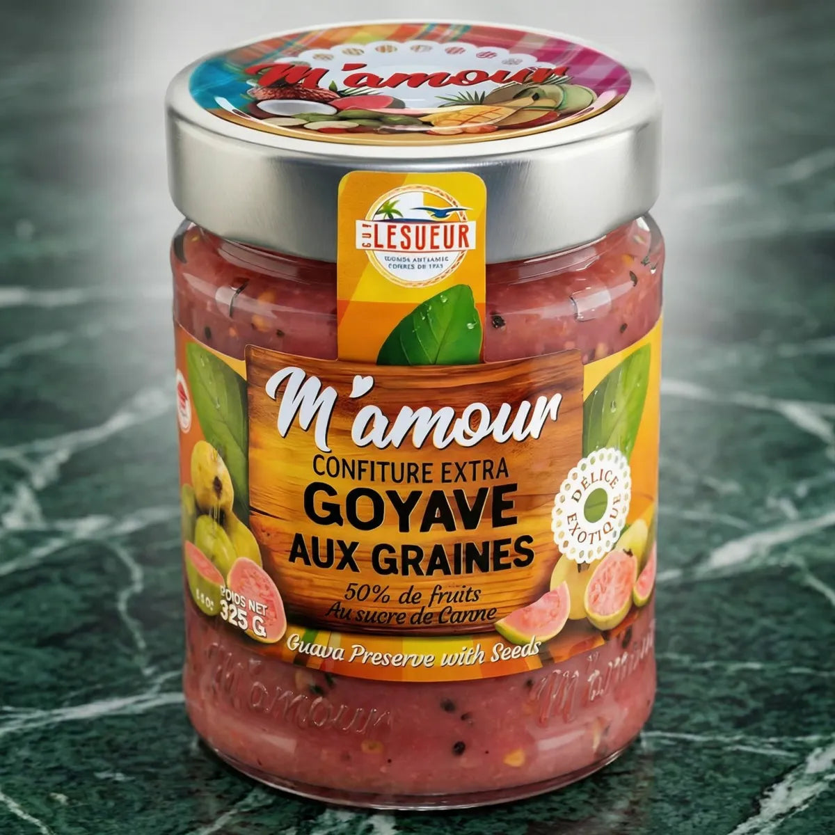 Confettura di guava con semi M'Amour di Lesueur, in barattolo di vetro su sfondo marmorizzato verde.