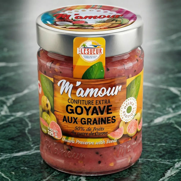 Confiture de goyave aux graines M'Amour par Lesueur, en pot de verre sur fond marbré vert.
