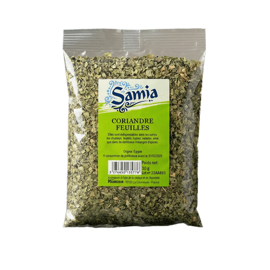Bolsa de hojas de cilantro Samia (30g) sobre fondo negro. Empaque verde y blanco.