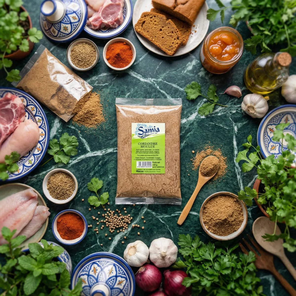 Prodotto: Coriandolo macinato SAMIA. Natura morta culinaria con spezie varie, erbe fresche.