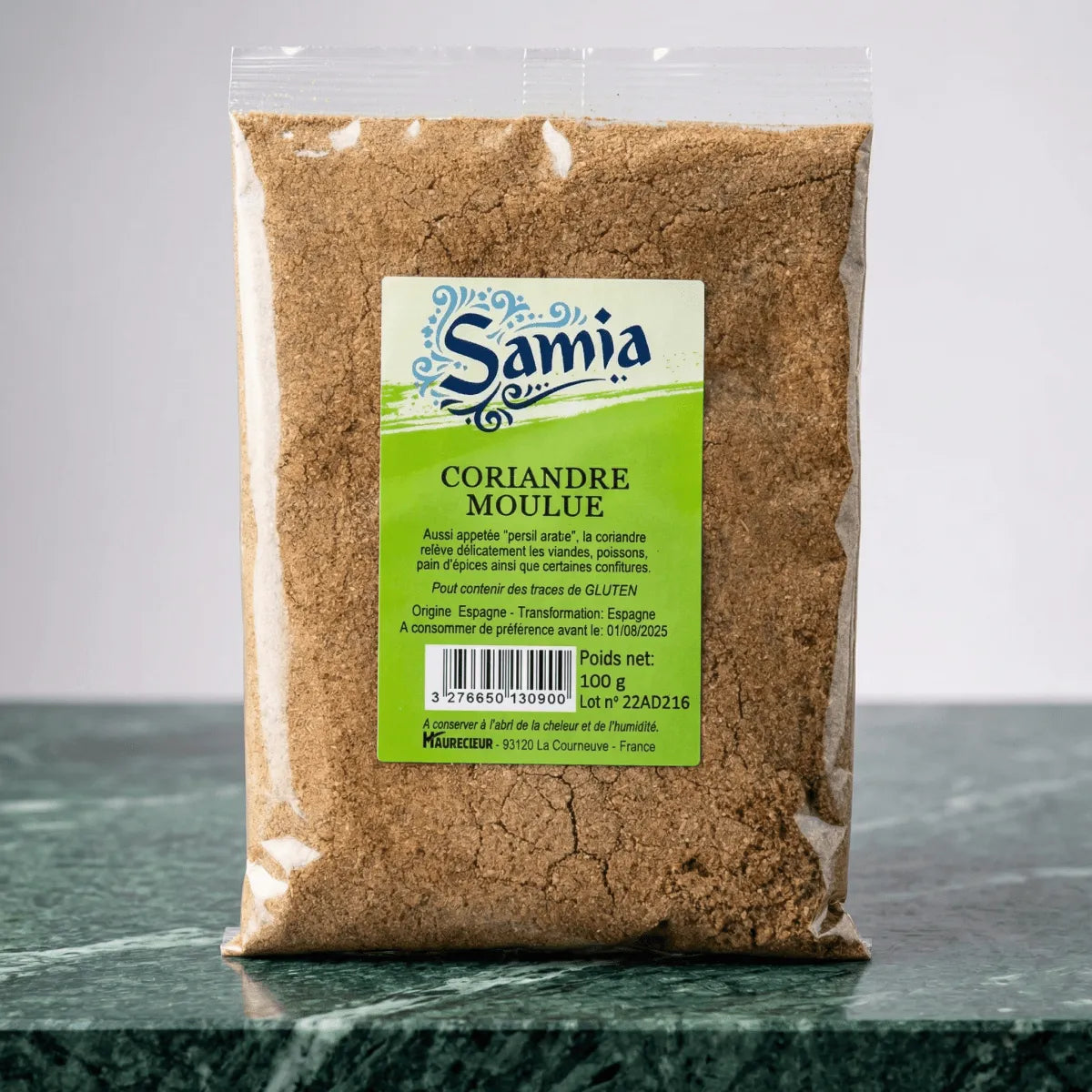 Coriandolo macinato da Samia, in sacchetto trasparente su sfondo di marmo verde.