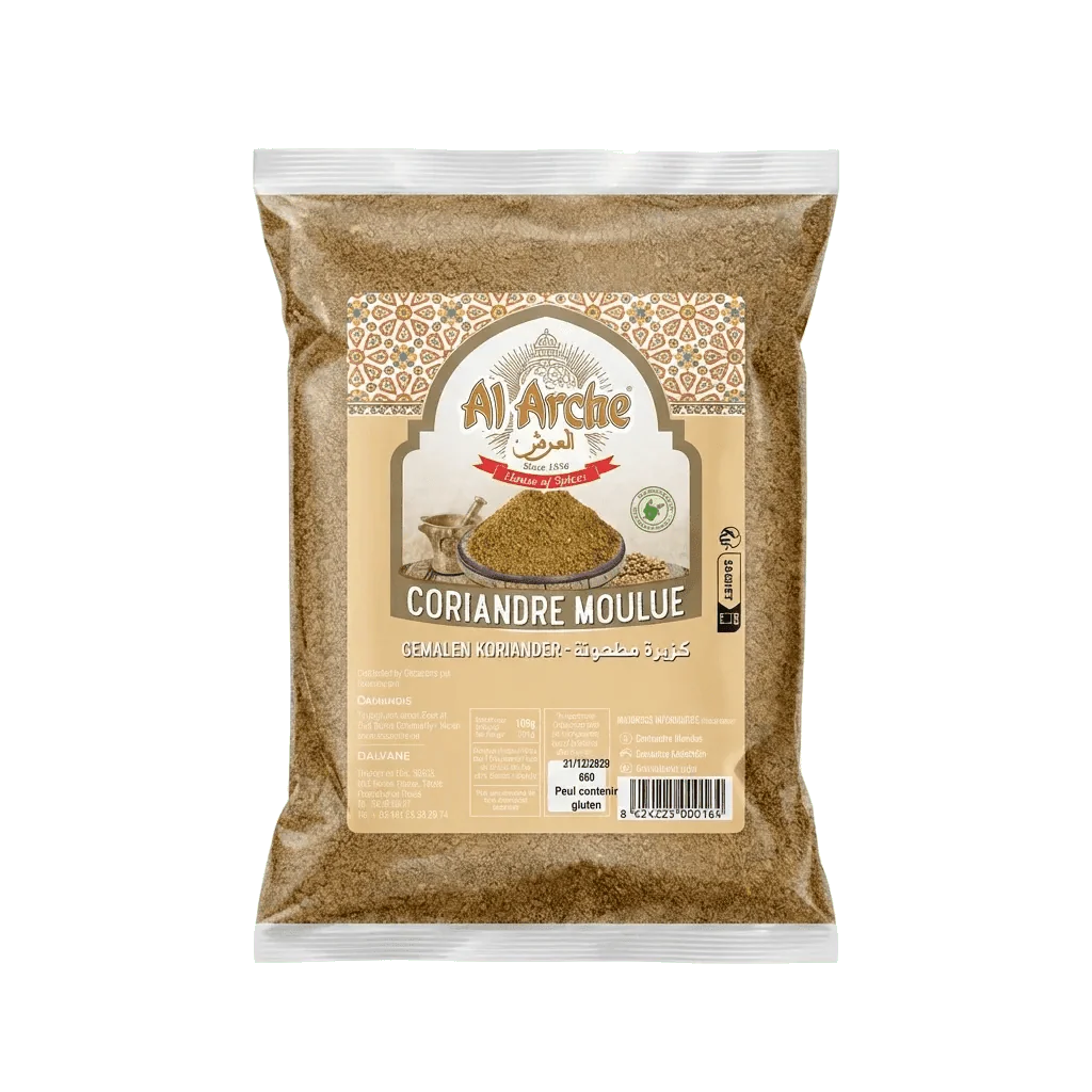 Zakje Al Arche gemalen koriander en vijzel gevuld met korianderpoeder, op een effen groene achtergrond.