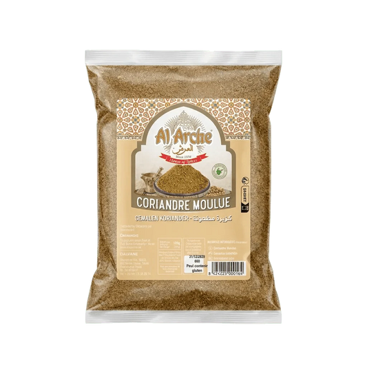 Sachet Al Arche Coriandre Moulue et mortier rempli de poudre de coriandre, sur fond vert uni.