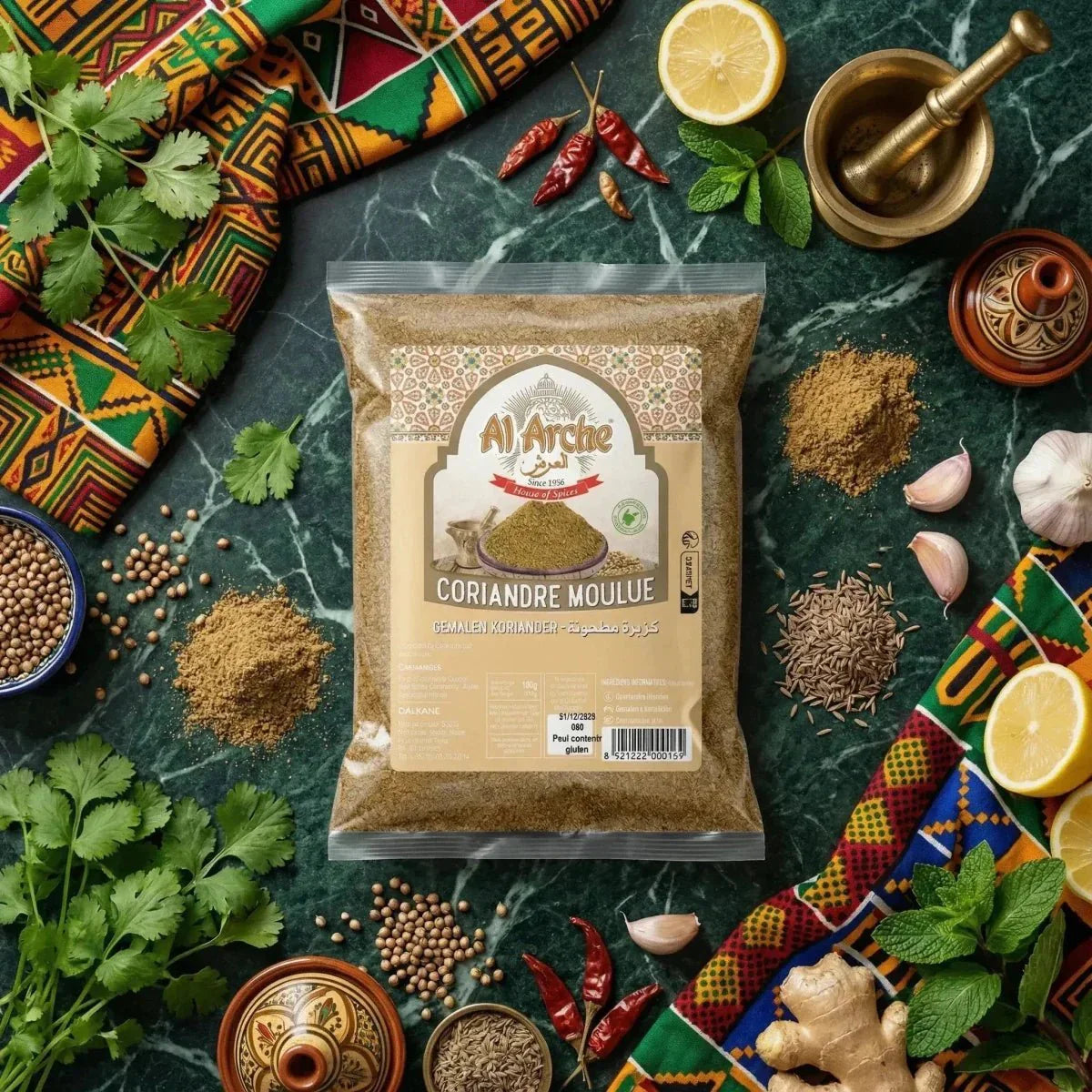 Sachet "Coriandre Moulue" Al Arche sur fond vert marbré, entouré d'épices, herbes fraîches.