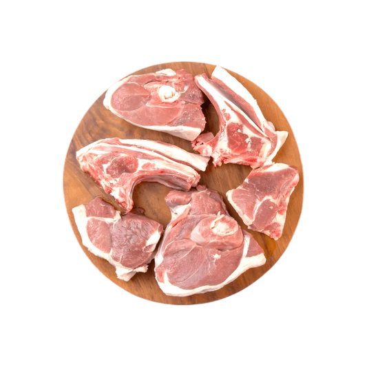 Assortiment de côtes de porc avec os sur planche en bois, viande savoureuse et juteuse pour cuisson gourmande. Texture tendre et goût prononcé.