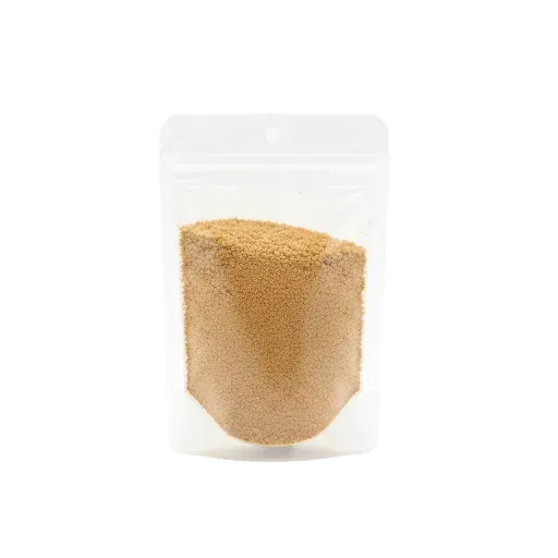 Poudre de crevettes fumées dans un sachet alimentaire sans étiquette, idéale pour enrichir vos plats avec une touche umami.