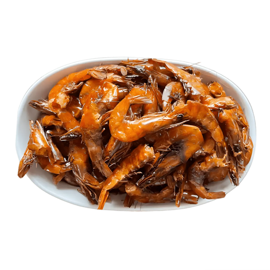 Assiette de crevettes fumées entières prêtes à être réduites en poudre. Ingrédient savoureux pour cuisine épicée et recettes marines.