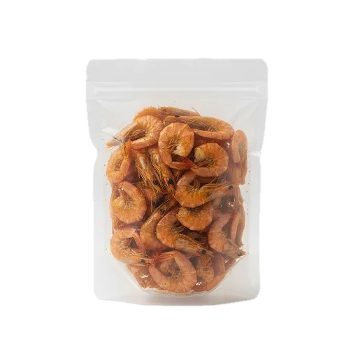 Sachet transparent de crevettes fumées entières, parfaites pour moudre en poudre et sublimer salades, riz ou pâtes aux fruits de mer.