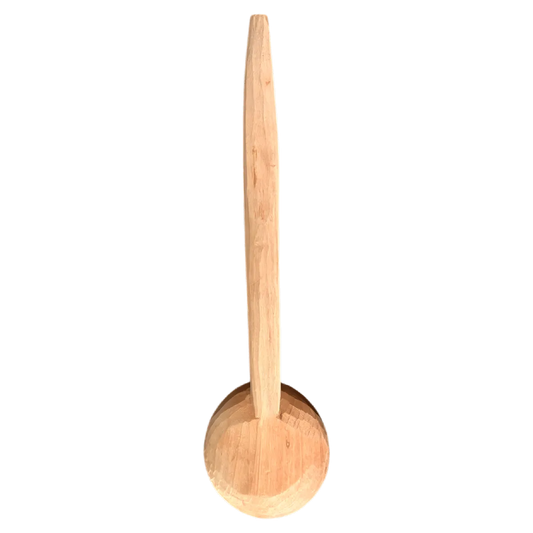 Vue latérale de la cuillère en bois artisanale africaine, accessoire de cuisine esthétique et ergonomique en bois naturel sculpté à la main.