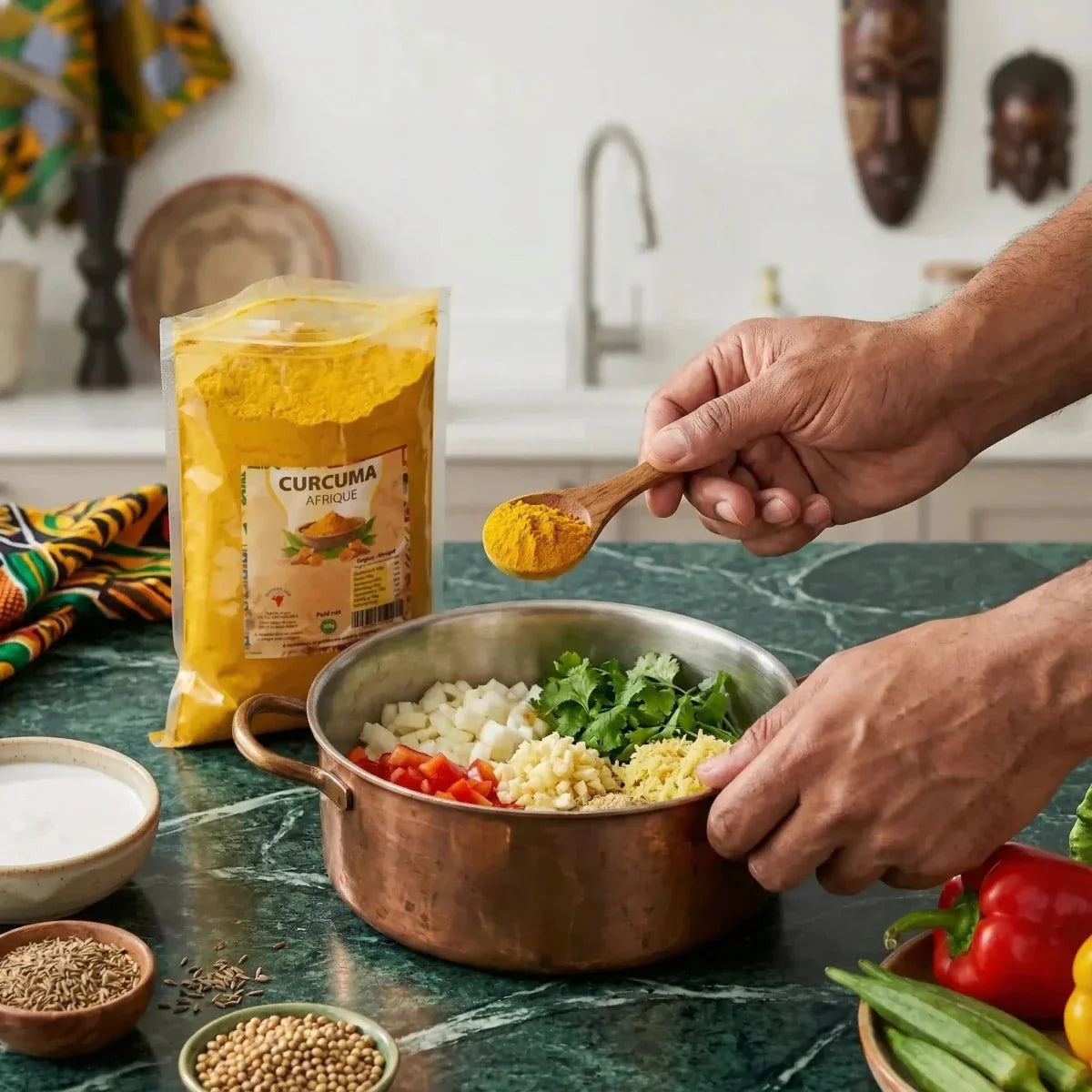 Curcuma Afrique NUMBER ONE — 100g: Eine Person gibt Kurkumapulver in einen Schmortopf.