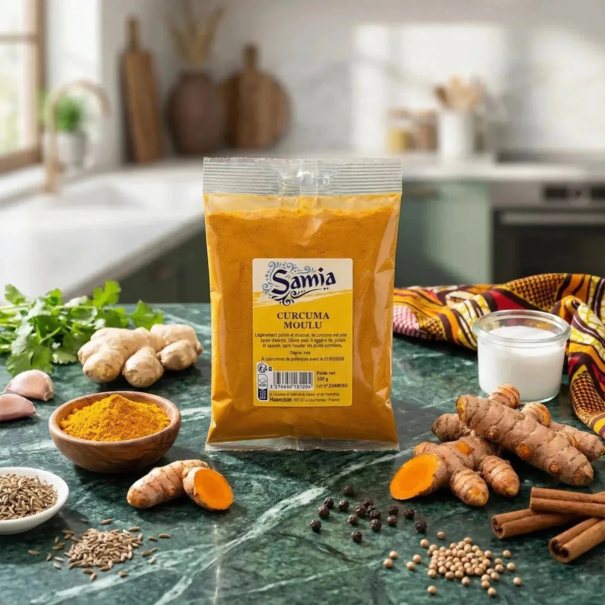 Curcuma macinata SAMIA in bustina, circondata da ingredienti da cucina: zenzero, spezie, latte.
