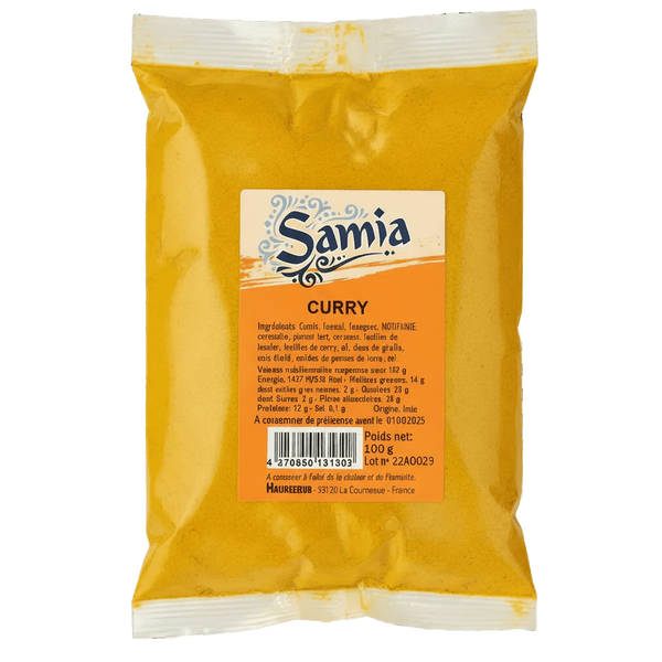 Sachet de curry SAMIA, épices en poudre. Close-up sur l'emballage orangé avec les ingrédients.