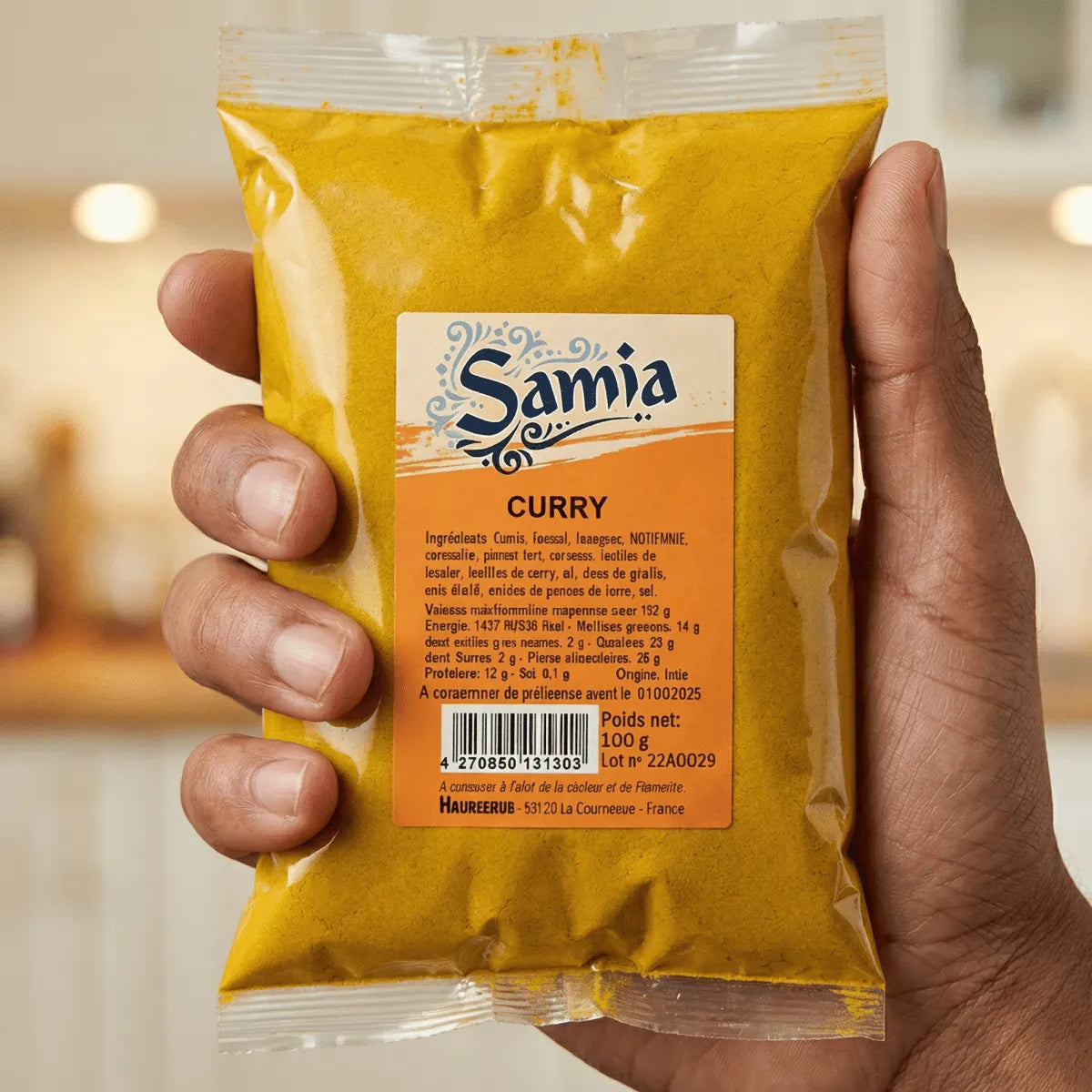 Épice de curry jaune, de Samia, présentée dans un sachet en plastique.

