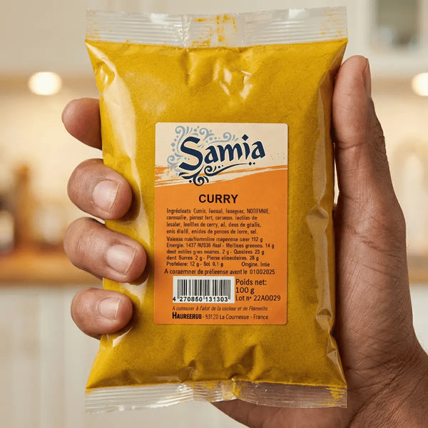 Épice de curry jaune, de Samia, présentée dans un sachet en plastique.
