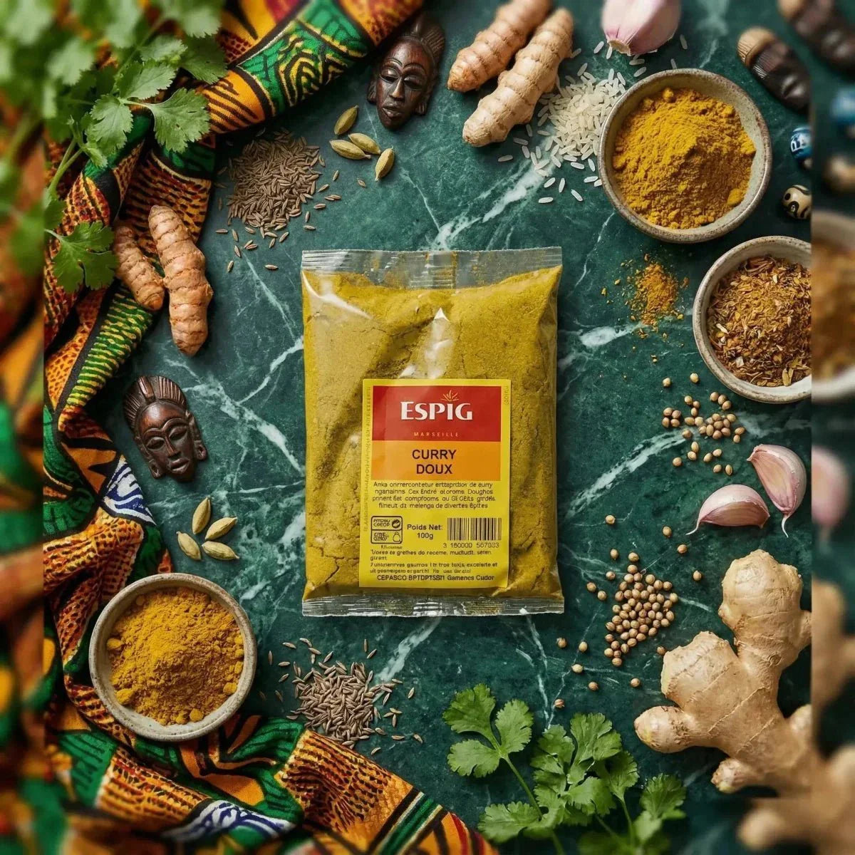 Draufsicht auf eine Tüte mildes ESPIG-Curry, umgeben von verschiedenen Gewürzen und Reis.