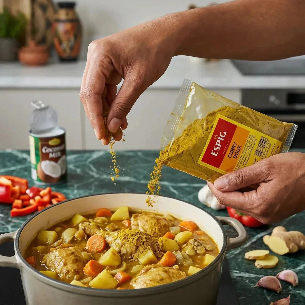 Gießen von mildem ESPIG-Curry in ein Gericht mit Huhn, Kartoffeln und Karotten.