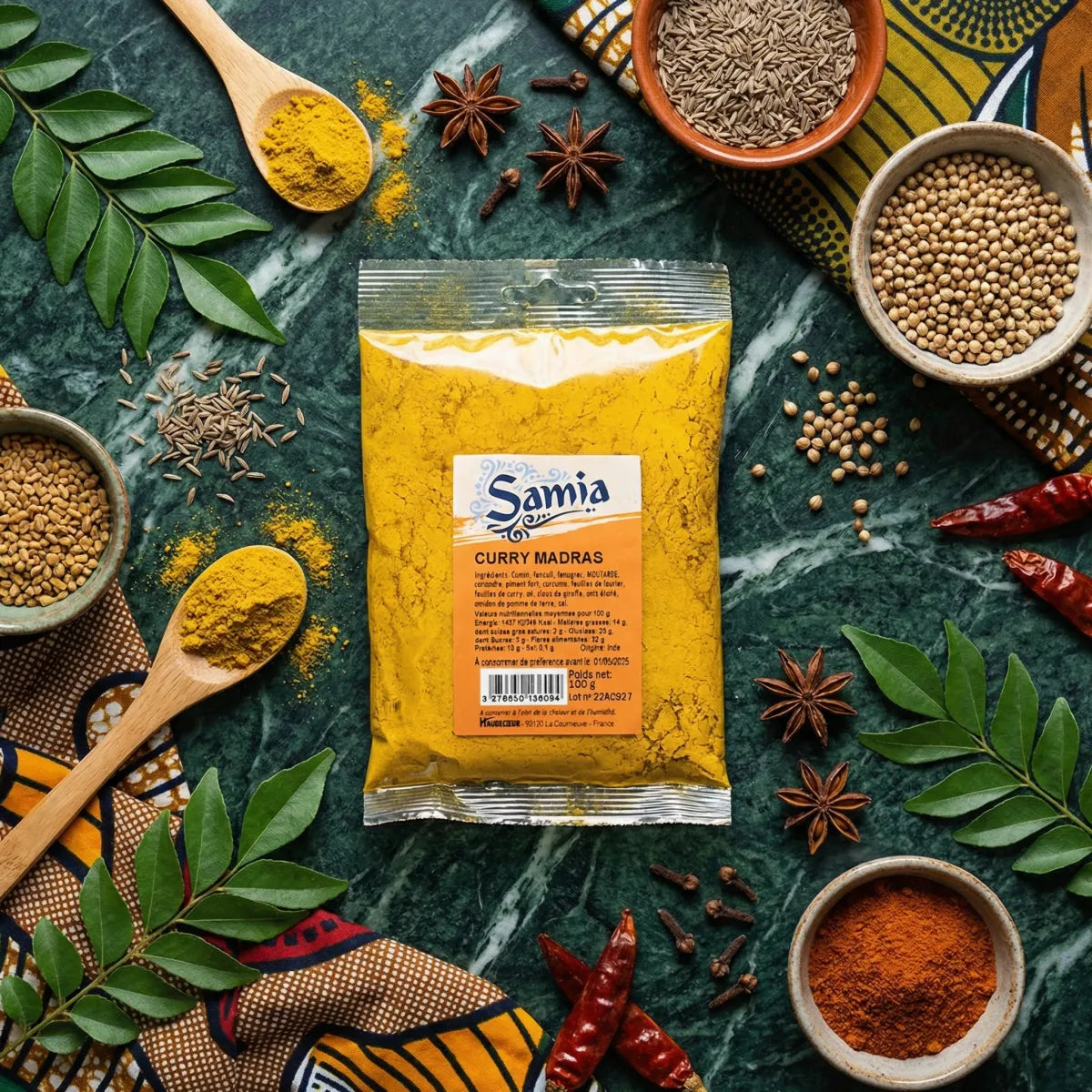 Curry madras SAMIA, 100g. Sachet et épices variées disposés sur une table : cumin, feuilles.