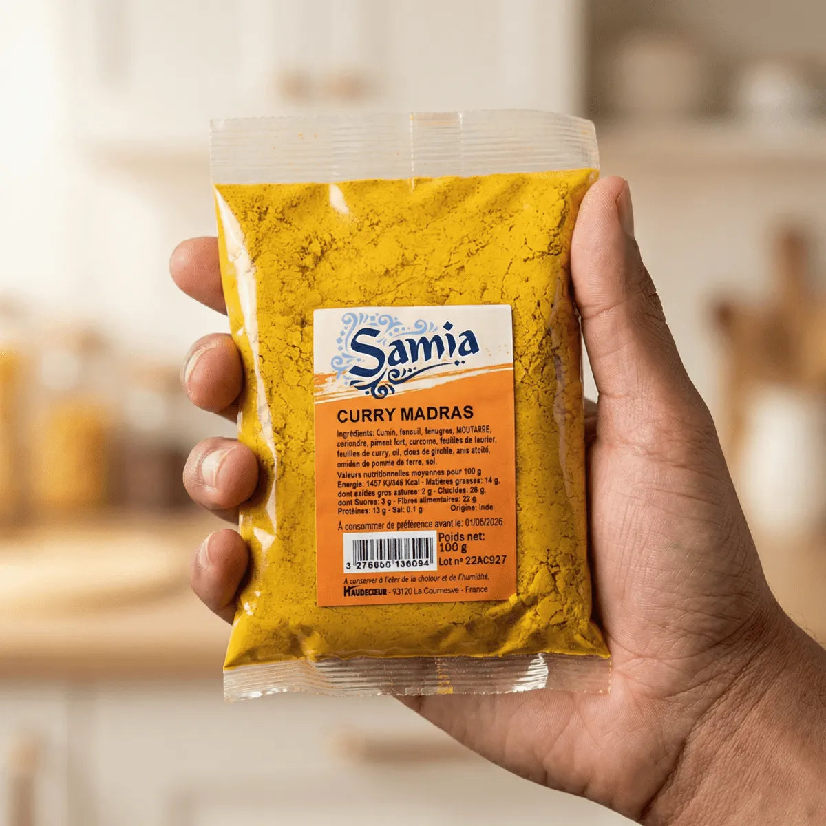 Épices curry madras par Samia, dans un sachet en plastique transparent.