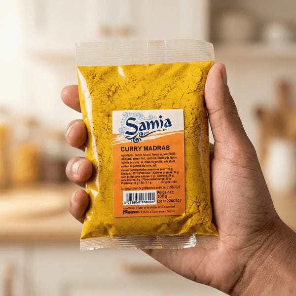 Épices curry madras par Samia, dans un sachet en plastique transparent.