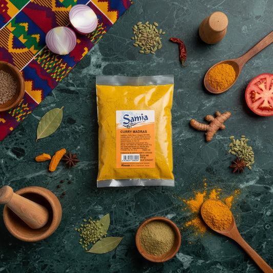 Curry Madras SAMIA - Épices Authentiques entouré d'ingrédients frais sur plan de travail, parfait pour cuisine traditionnelle et épicerie salée.