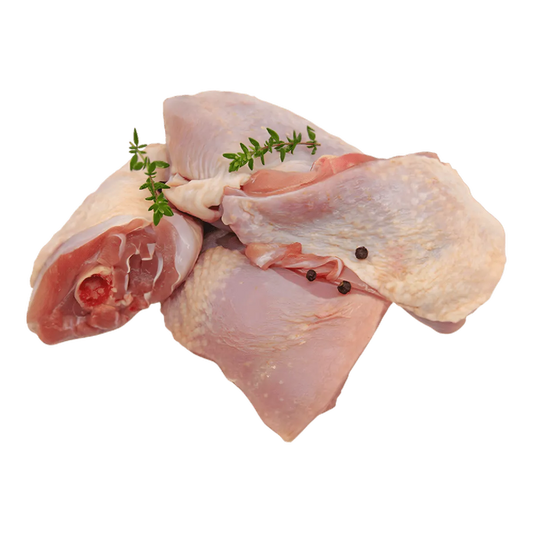 Découpe de coq halal VOLAILLE NKOSI avec morceaux crus, peau intacte, décorés de thym et poivre, idéale pour recettes mijotées ou grillées.