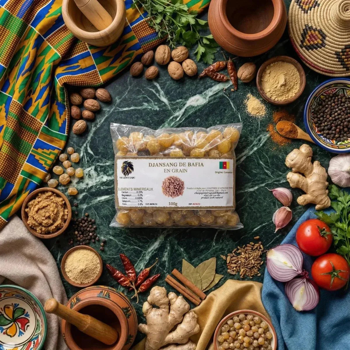 Djansang de Bafia en grano de The Lion's Sarc, rodeado de especias, nueces y verduras marmoleadas.