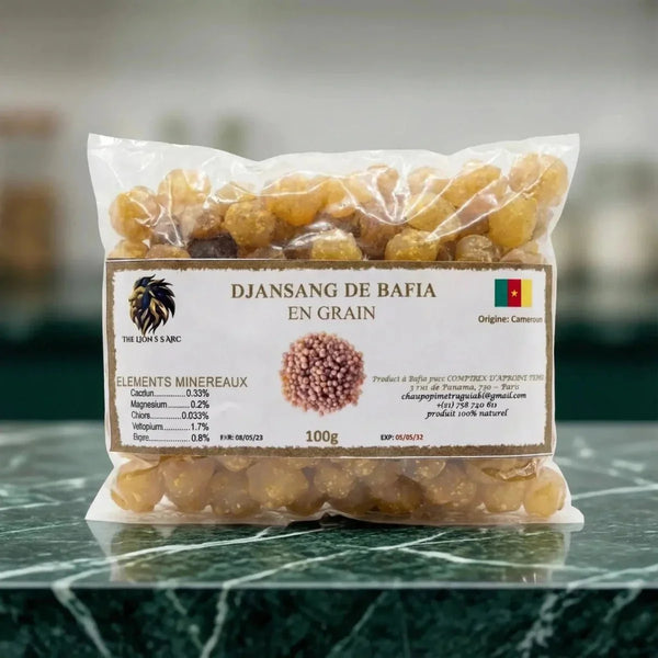 Sachet de Djansang/AKPI en grain THE LIONS sur une table en marbre. Gros plan sur l'étiquetage.