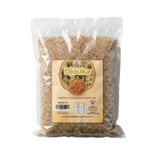 Sachet de Djouka NUMBER ONE, un plat à base de fonio précuit et d'arachides, sur un fond uni.