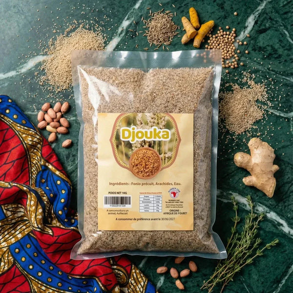 Djouka NUMBER ONE : sachet de fonio précuit, arachides et eau, présenté avec des ingrédients.