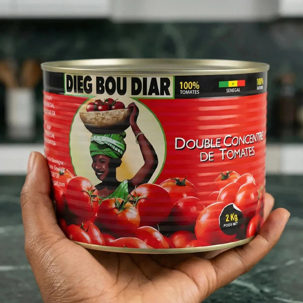 Doppio concentrato di pomodoro DIEG BOU DIAR 2 kg tenuto in mano.
