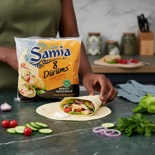 Préparation d’un wrap avec galette Dürüm petit 8x25cm SAMIA. Galette souple, idéale pour garnitures variées en cuisine rapide.