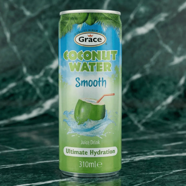 Boîte d'eau de coco avec pulpe de Grace, avec une noix de coco verte sur le devant.