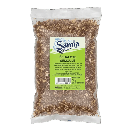 Sachet d'échalote semoule Samia, emballage transparent rempli, sur fond vert foncé uni.
