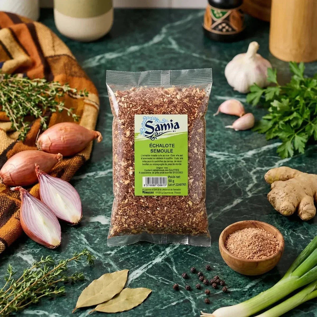 Gros plan d'un sachet d'échalote semoule SAMIA (50g) sur un comptoir.
