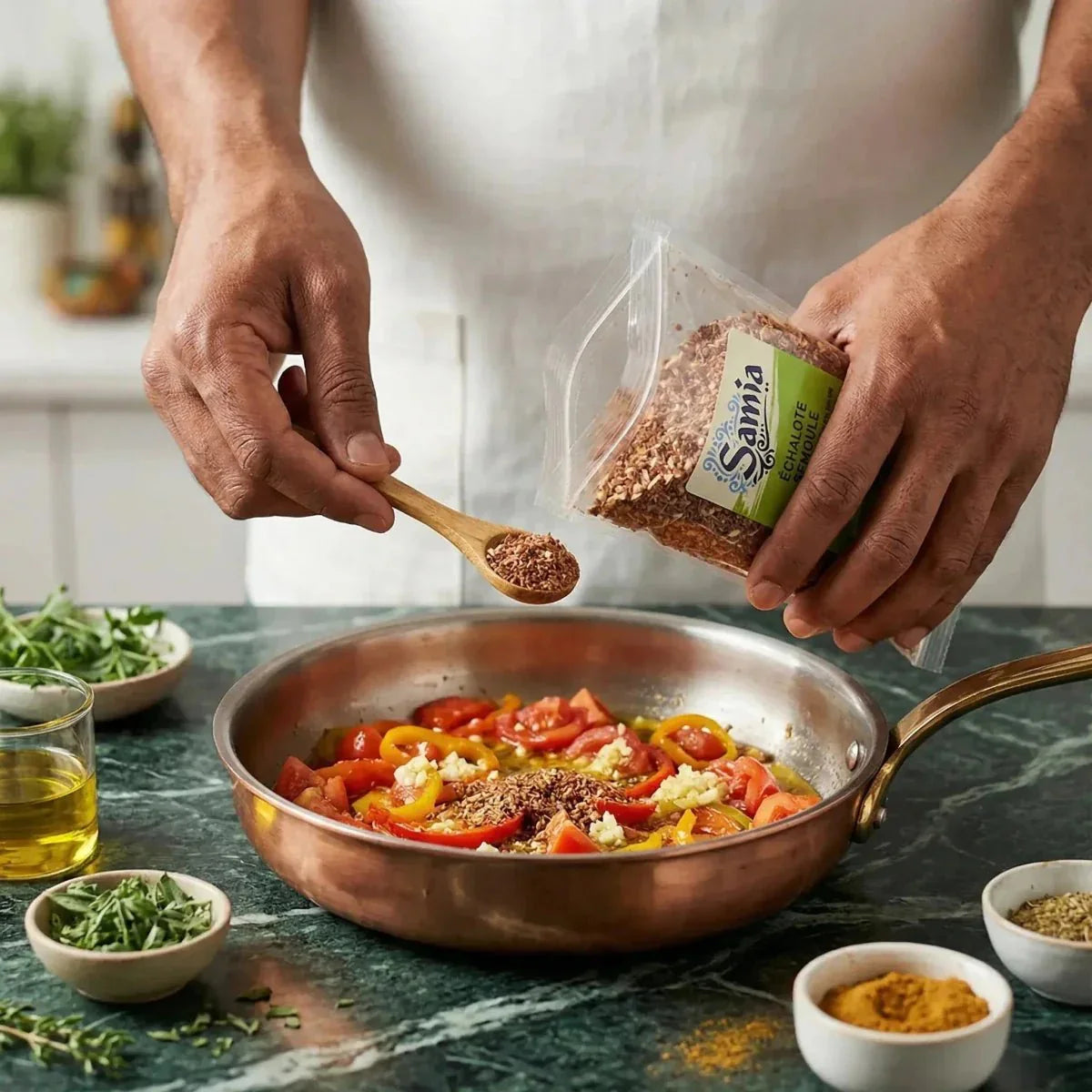 Echalote SAMIA, 50g. Un cuisinier ajoute des épices à un plat de tomates.