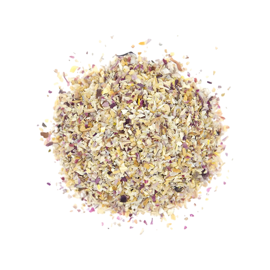 Gros plan sur l'échalote séchée SAMIA en semoule, texture fine et couleur naturelle. Parfait pour rehausser vos recettes salées.