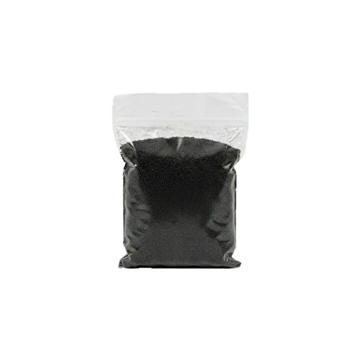 Sachet transparent d'épice Mbongo moulu sans étiquette, poudre noire utilisée comme assaisonnement unique dans les plats camerounais.