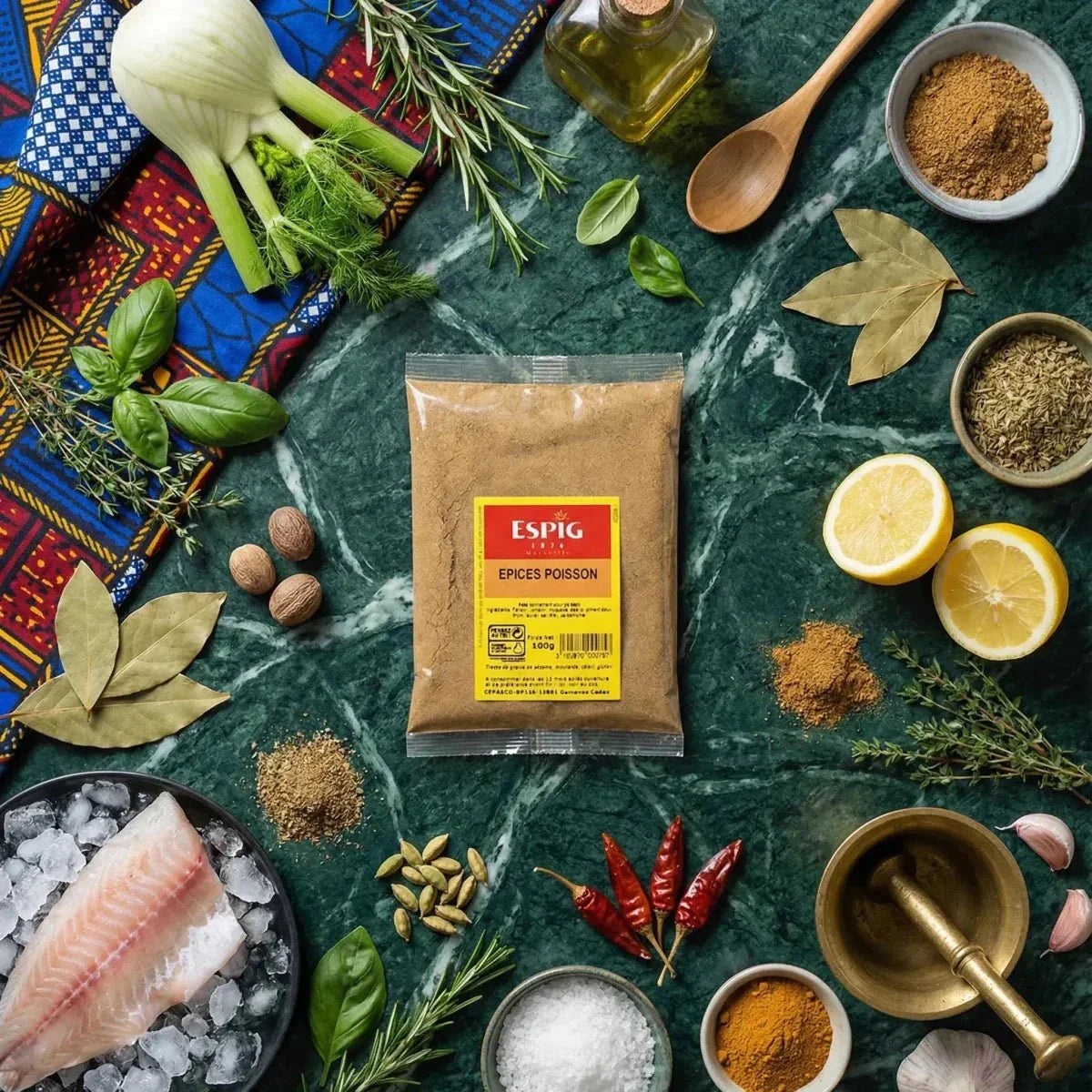 Especia para pescado ESPIG sobre una mesa de mármol verde con pescado, hierbas aromáticas, especias.