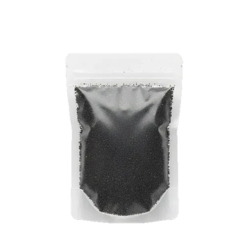 Graines de Soumbara / Nététou en grain dans un sachet transparent, épice traditionnelle d'Afrique de l'Ouest pour plats savoureux.