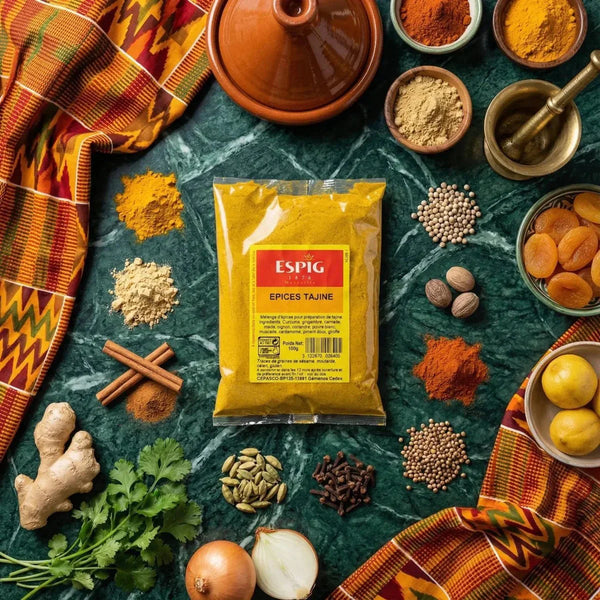 Sachet d'épices Tajine ESPIG entouré d'ingrédients frais et secs, vert marbré avec un tissu coloré.