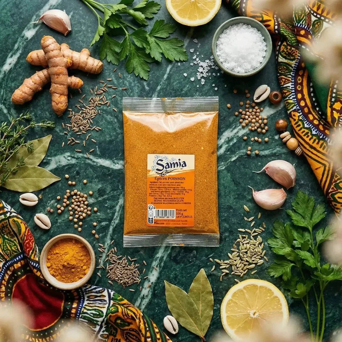 Especias para pescado SAMIA, 100g. Bolsa de especias rodeada de ingredientes frescos: limón, ajo.