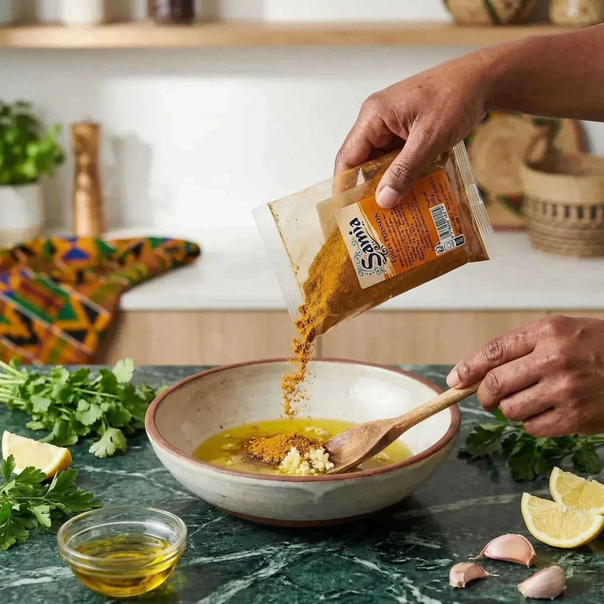 Preparación de una receta de cocina con las especias para pescado Samia.