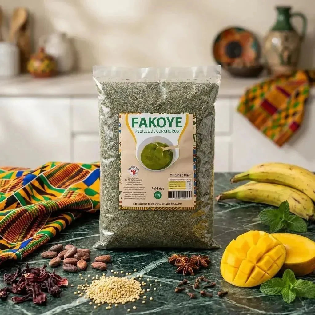 Tüte Fakoye Corchorus-Blätter, Produkt der Marke Fakoye, umgeben von Früchten und Gewürzen.